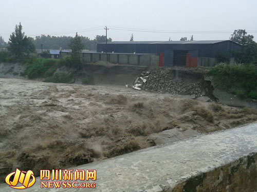 暴雨致青白江桥堤坝垮塌老成彭路临时交通管制