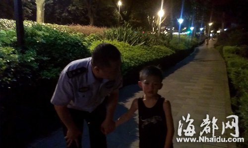 公园捉迷藏 父亲藏湖里图片