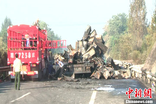 安徽安庆交通事故6辆车被引燃已致3死14伤
