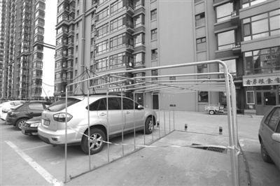 哈尔滨一小区公共停车场现车笼子霸车位