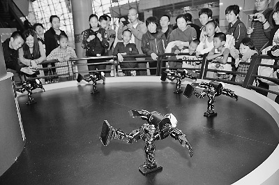 新机器人舞蹈组合亮相黑龙江科技馆(图)