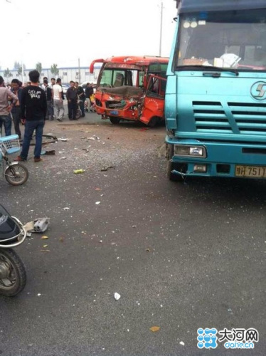 河南获嘉城乡客车与大货车相撞多人受伤
