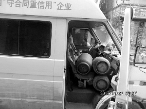 液化气罐叠放倒放在客车副驾驶座 似移动炸弹