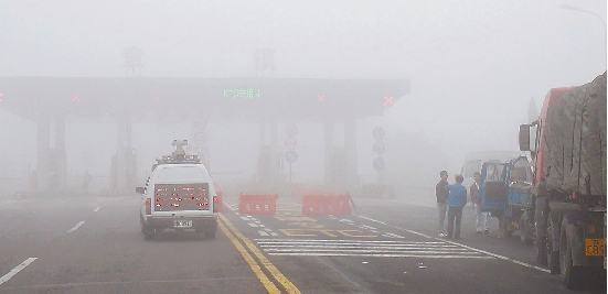 杭州湾跨海大桥因雾霾天气一天三次封道