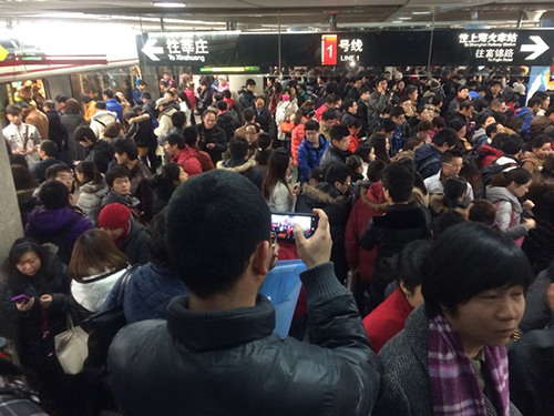 上海地铁疑因乘客擅自拉下紧急拉手被迫停（图）