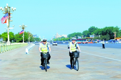 北京交管局官员骑车巡交通 从3月开始已成制度