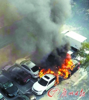 清远市公安局停车场小车自燃 烧毁7辆汽车