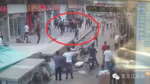 哈尔滨服装城10余执法人员与商户3人互殴(图)