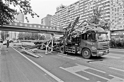 大货车撞上过街天桥 北京东三环爆堵9小时(图)