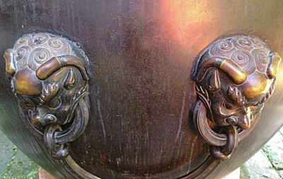 游客在300年历史铜缸上刻字故宫称将视情况报案