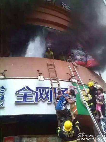 福建宁德一所幼儿园着火 孩子被从楼上扔下