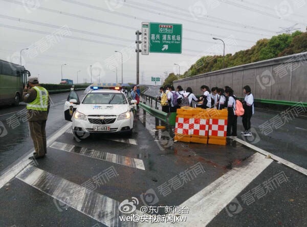 上海两辆搭载中学生大巴发生车祸 致23人受伤