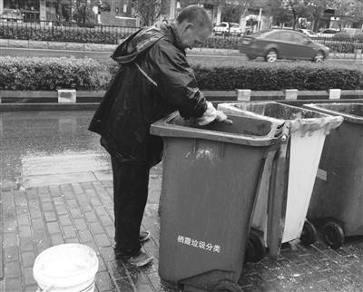 保洁员每天4点开始扫垃圾为居民出门时路面清爽