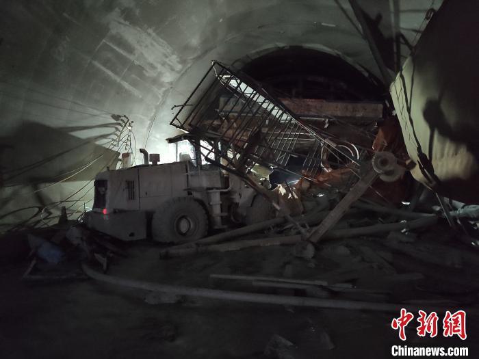 云南安石隧道事故已致4人遇难现场仍有8人被困
