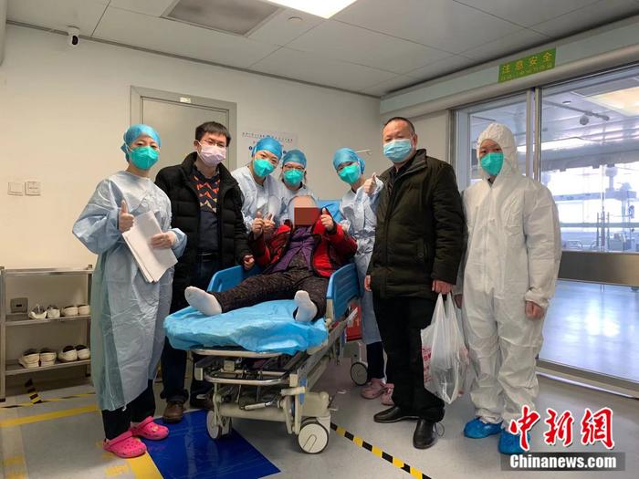 2例危重型新冠肺炎患者从武汉大学人民医院痊愈出院