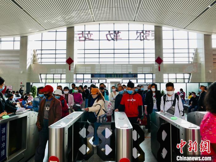 清明小长假全国铁路共发送旅客1136万人次