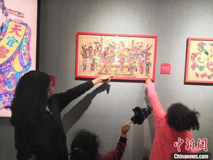 上海公共文化服务再“扩圈”“洋居民”撕纸赏画兴味浓