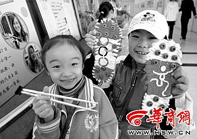 7岁女童发明易学筷子 老外吃面不再难(图)