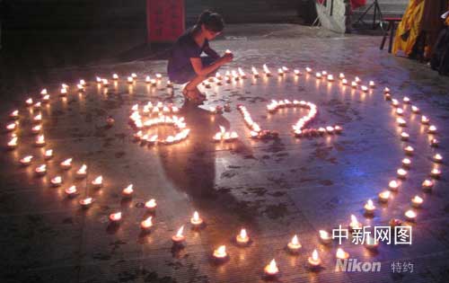 杭州圆通禅寺观音文化节:烛光中为灾区祈福