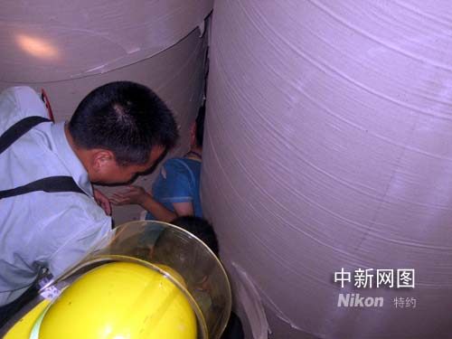 宁波镇海一小孩玩捉迷藏头部被卡 消防官兵施
