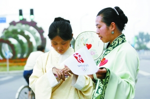 两女子身穿汉服游前门 向路人宣讲传统文化(图