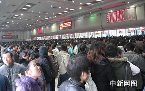 杭州火车站称男子猝死并非 通宵排队买票致死