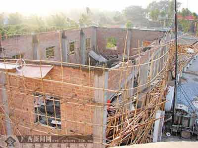 广西陆川一在建楼面坍塌 14名工人坠地受伤(图