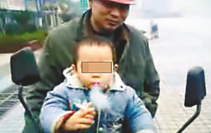两岁小孩熟练抽烟骂人视频遭网友谴责(图)