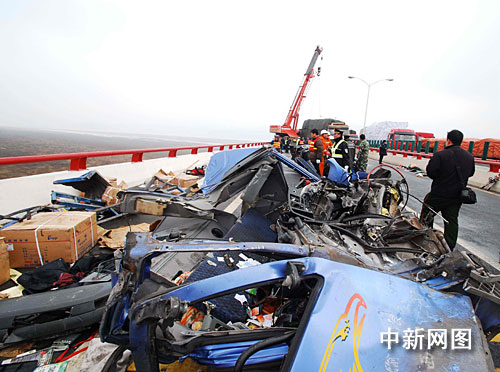 江西鄱阳湖大桥连环车祸 已造成十三人死亡