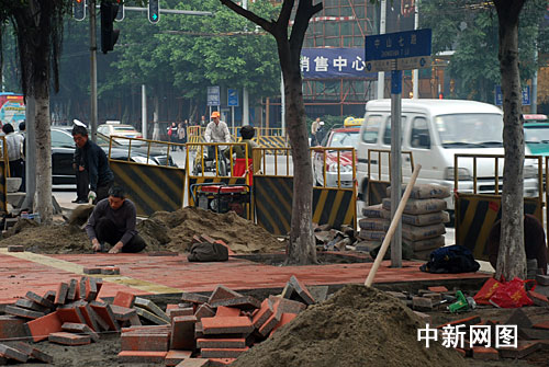 广州中山七路旧楼翻新刚完工 市政道路又开修