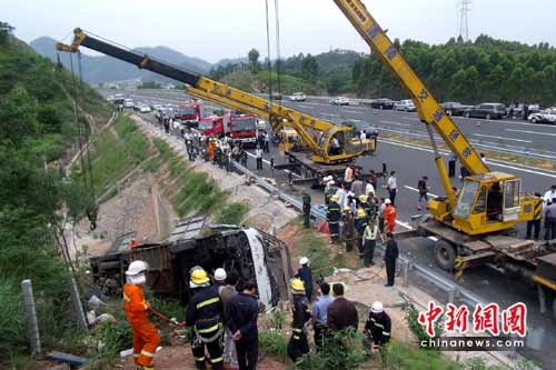 广东潮莞高速惠州段一大巴侧翻 致5死6伤(图)