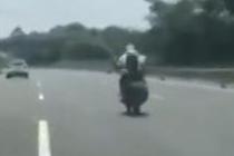 男子驾驶摩托车冲卡上高速