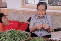 永远疼你！92岁妈妈包饺子让72岁女儿休息