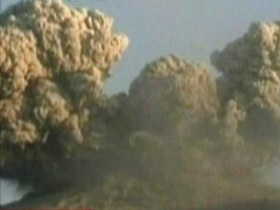 中新视频-夏威夷:火山猛烈喷发 岩浆喷射19米高