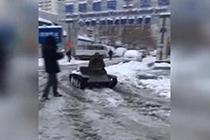 中新网-视频-游乐坦克雪天上路行驶 涉嫌违规被
