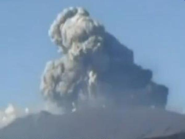 日本新燃岳火山喷发烟冲3200米高 维持三级警