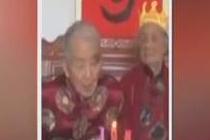 108岁老兵过生日 104岁战友来贺寿