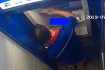 男子砸ATM机被批捕