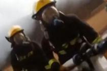 火灾现场 第一视角看消防员救人