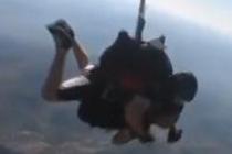 无腿残疾人挑战高空跳伞