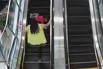 男童乘商场扶梯摔倒 女子飞奔扶起