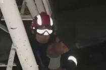 消防员爬40米塔吊为工人取暖