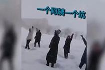 东北阿姨雪天跳广场舞 