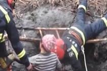 女子挖藕陷进淤泥 消防架梯救援