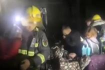 消防员摘面罩让给幼童 岀火场后咳嗽呕吐