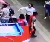 11名快递小哥冲进火场灭火