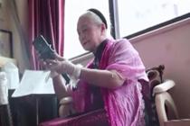 93岁奶奶写诗弹琴摄影