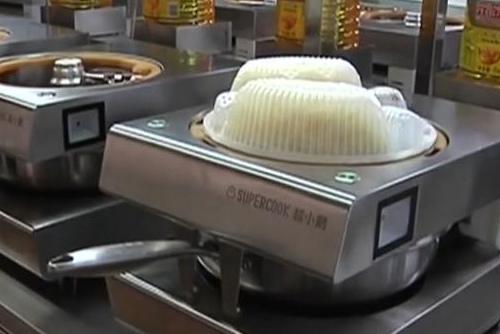炒菜机器人搞定四菜一汤
