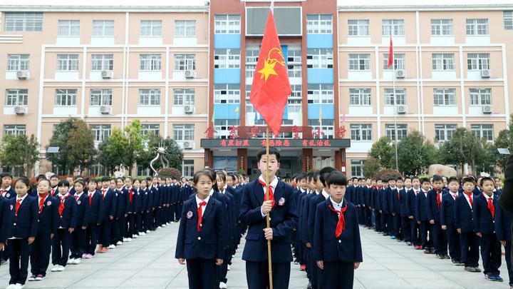 共和国不会忘记丨走进新中国第一所希望小学的开学第一课