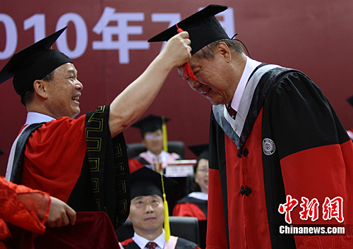 印尼著名华侨黄志源获北京大学颁授名誉博士